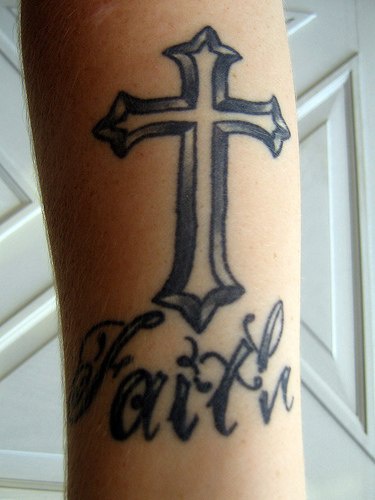信仰十字架与字母纹身图案