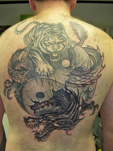 男士背部阴阳八卦老虎和龙纹身图案