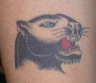 肩部彩色咆哮的豹头纹身图片