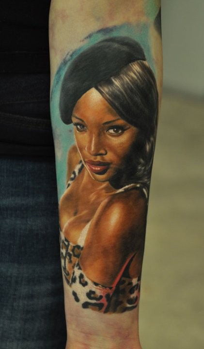 手臂逼真的水彩画性感女孩纹身图案