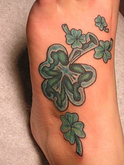 脚部彩色绿色的三叶草纹身图案