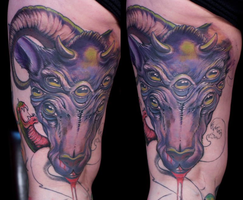 大腿彩绘恶魔血腥的山羊头和蛇组合纹身图案