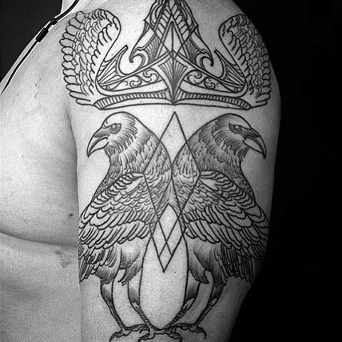 简约的几何乌鸦皇冠纹身图案