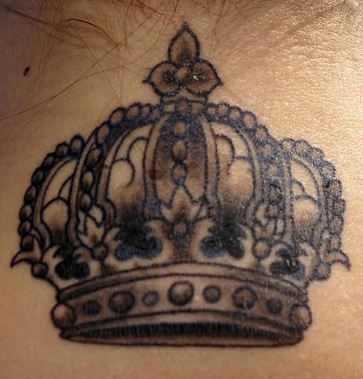 颈部精致的皇冠纹身图案
