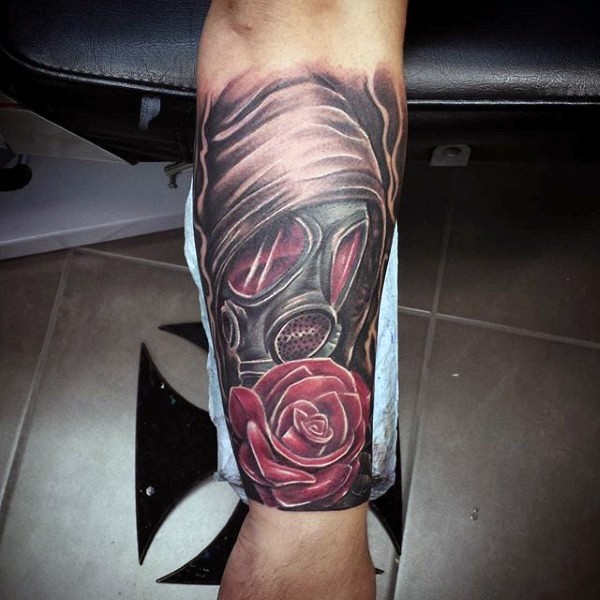 手臂插画风格的彩色玫瑰花防毒面具纹身