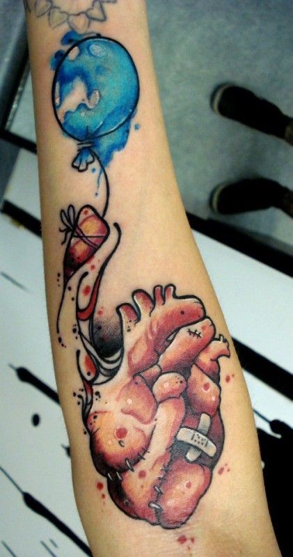 手臂水彩心脏和气球纹身图案