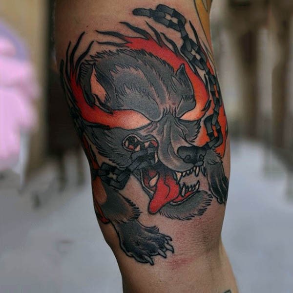 腿部恶魔狗和铁链纹身图案