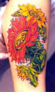 肩部黄色和红色向日葵纹身图案