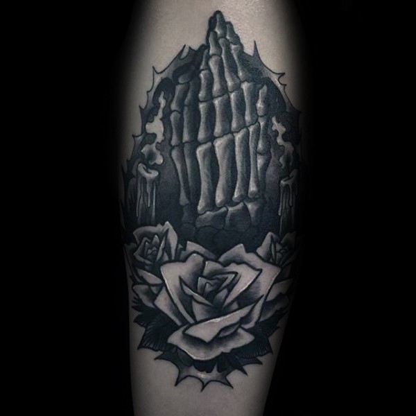 手臂黑色玫瑰和骷髅手纹身图案