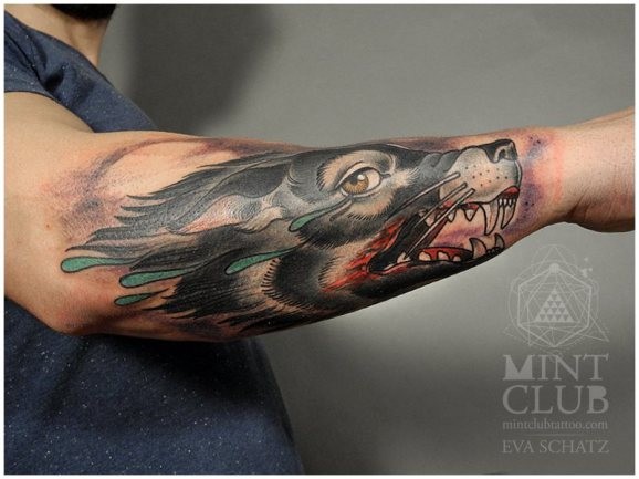 手臂彩色的血淋淋狼头纹身图案