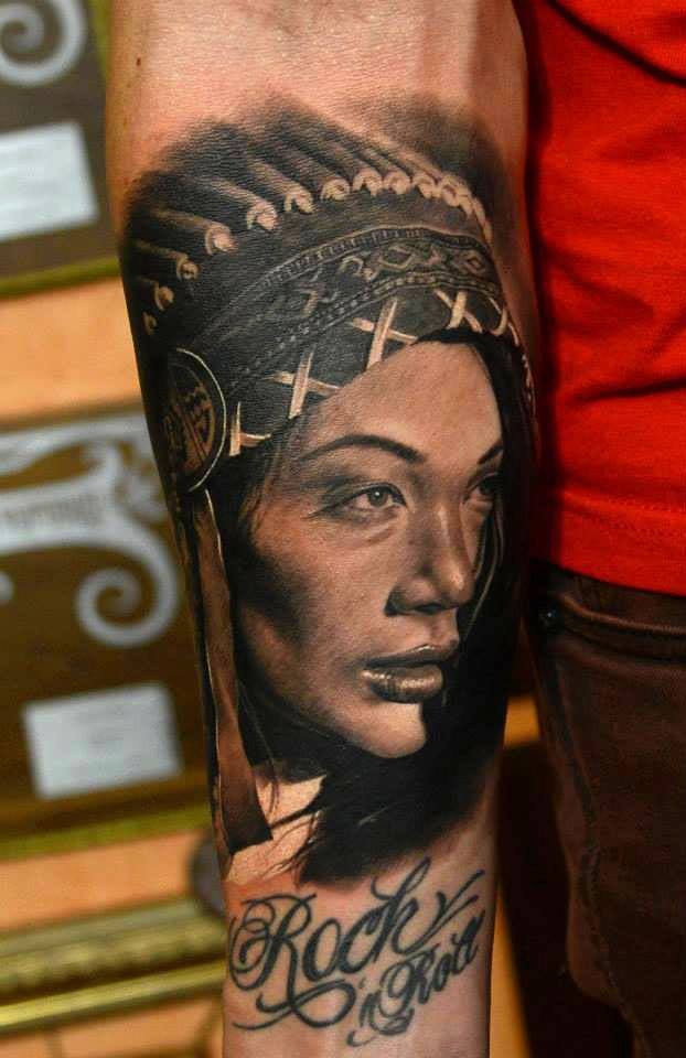 手臂逼真的印度女孩肖像纹身图案