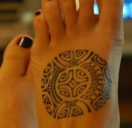 女性脚背圆形装饰设计的图像纹身