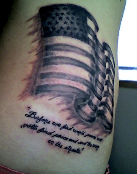 腰侧棕色美国国旗与字母纹身图案