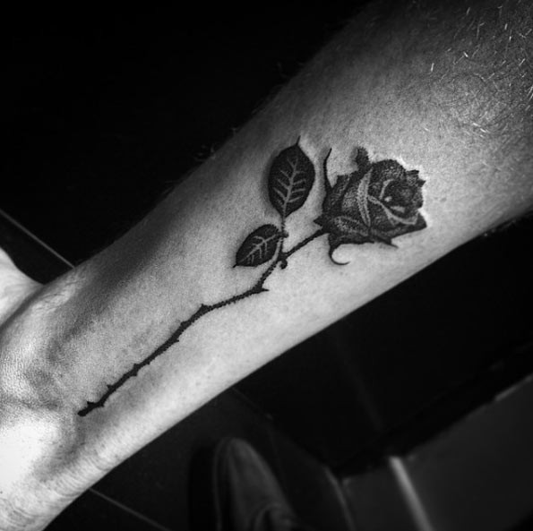 腿部带刺的玫瑰花纹身图案