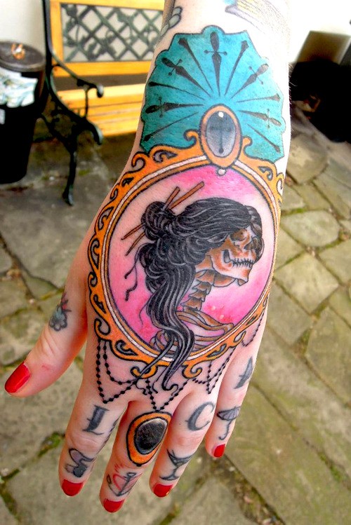 手背邪恶女性骷髅和饰品纹身图案