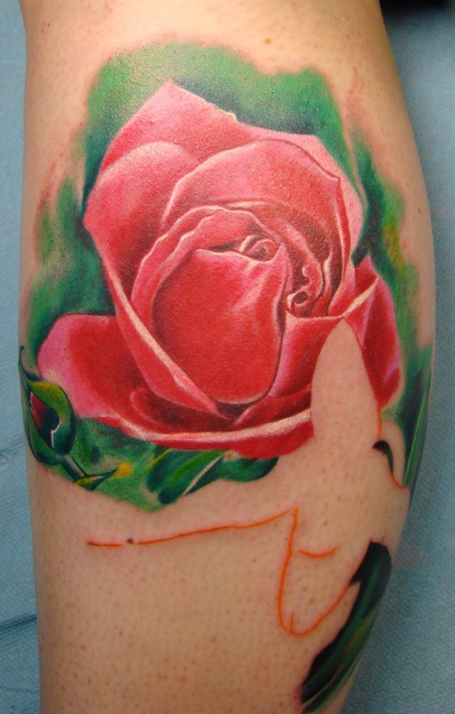腿部彩色逼真的花朵纹身图案