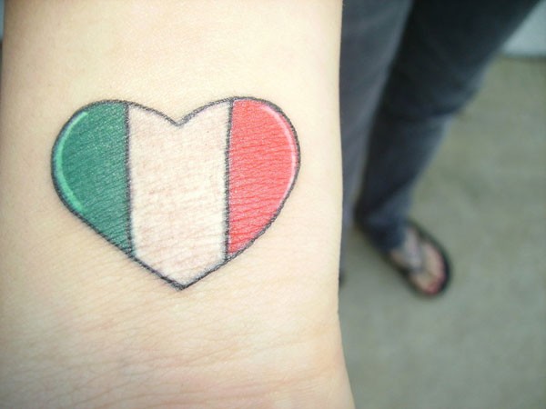 手腕简单的心与意大利色彩纹身图案