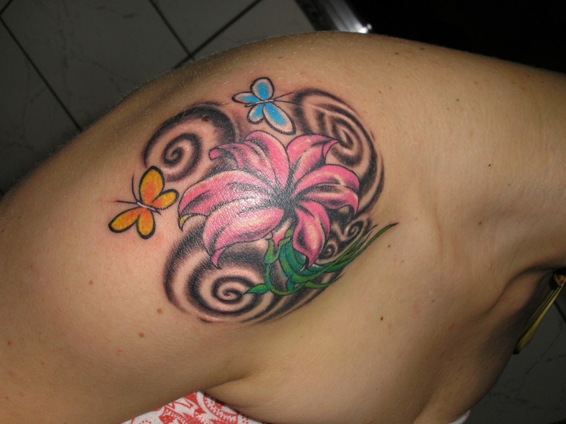肩部彩色异国花卉与蝴蝶纹身图案