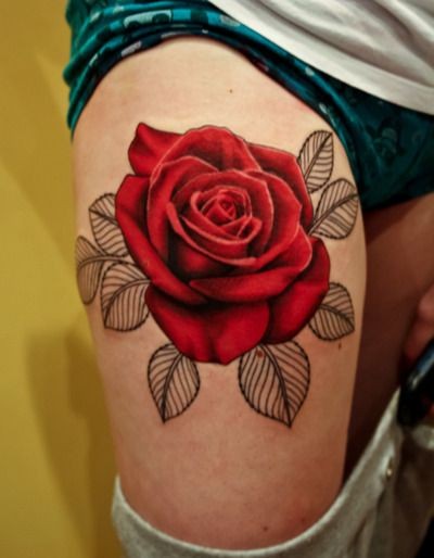女性腿部彩色大玫瑰纹身图案