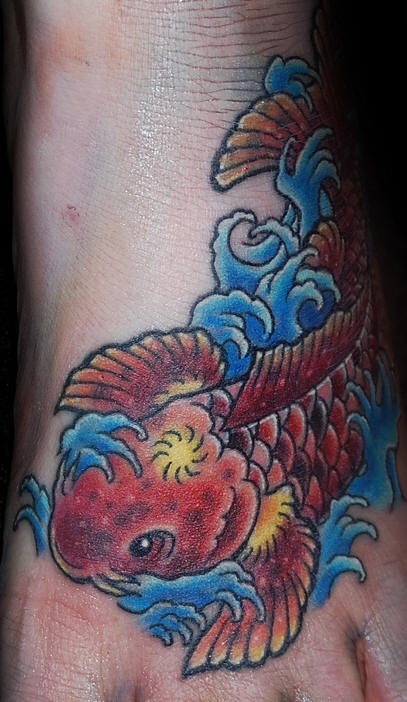 脚背三眼红色鲤鱼纹身图案