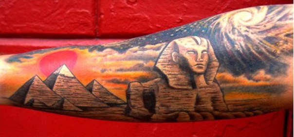 手臂埃及金字塔主题纹身图案