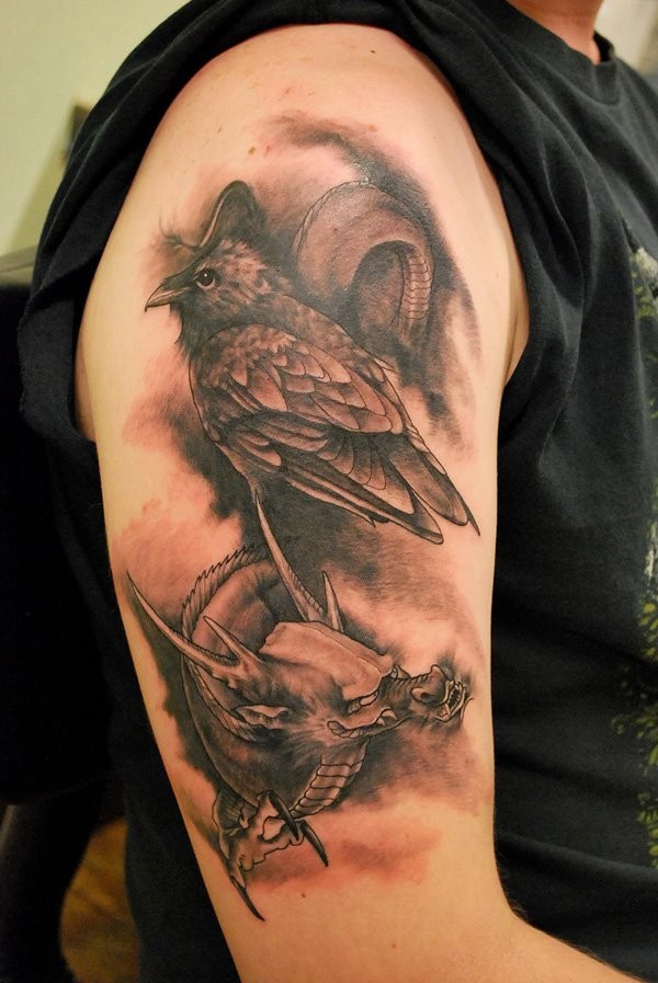 手臂乌鸦与幻想龙结合纹身图案