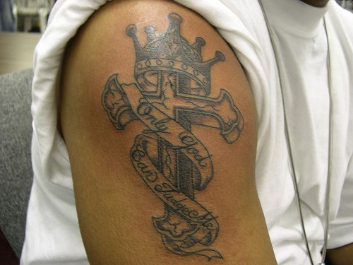 男士手臂皇冠十字架纹身图案