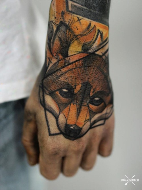 手背素描风格的彩色小狐狸头纹身