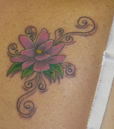 肩部彩色紫罗兰花朵纹身图案