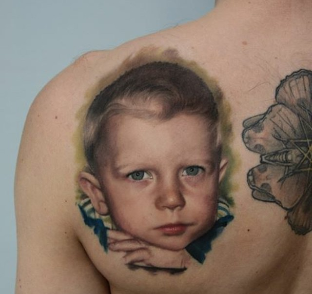 后背写实小男孩可爱肖像纹身图案