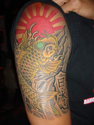 日式彩绘大臂锦鲤和日出纹身图案