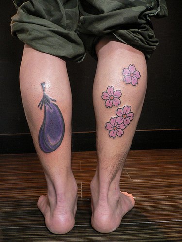 腿部彩色茄子和鲜花纹身图案