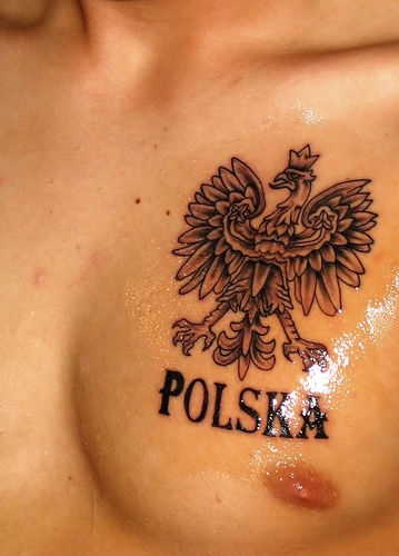 胸部棕色波兰标志与字母纹身图片