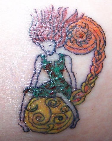 肩部彩色红头发的女孩在行星纹身图片