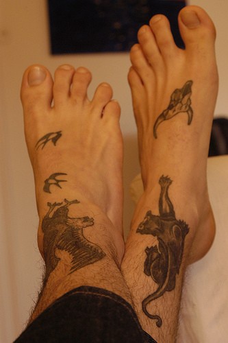 脚背灰色老鹰和狮子纹身图案