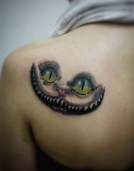 女生后肩部猫咪眼睛纹身图案