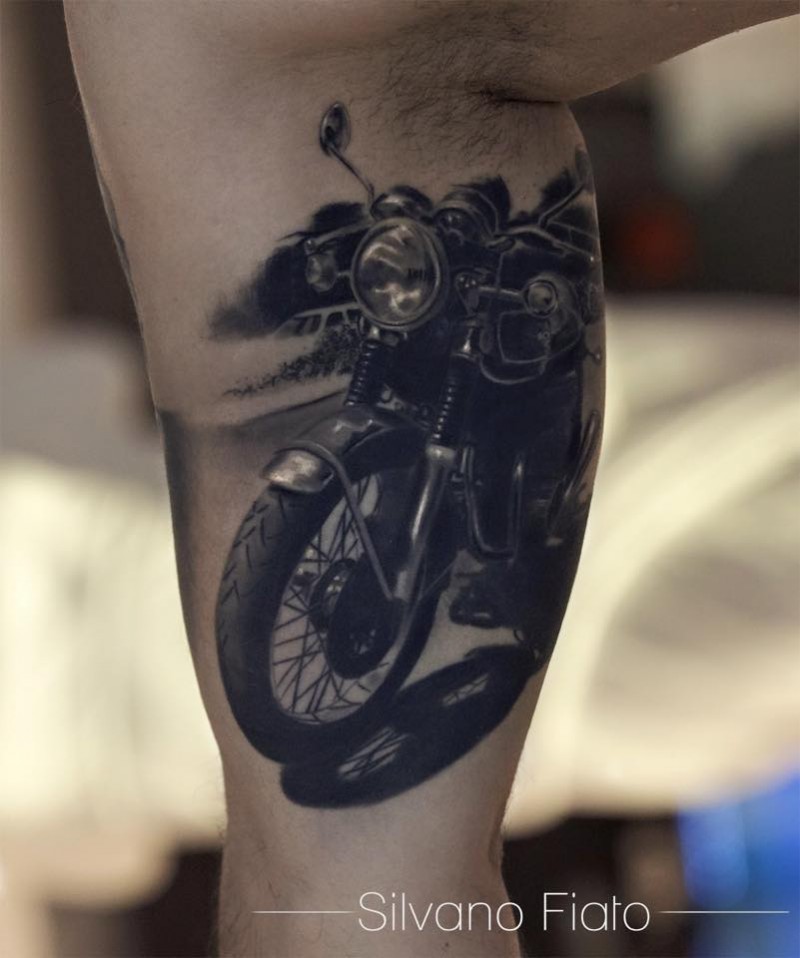 大臂内侧现实主义风格哈雷摩托车纹身图案