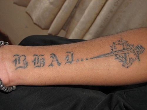 手臂长形铭文与字符纹身图案
