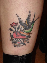 腿部彩色燕子与花朵纹身图案