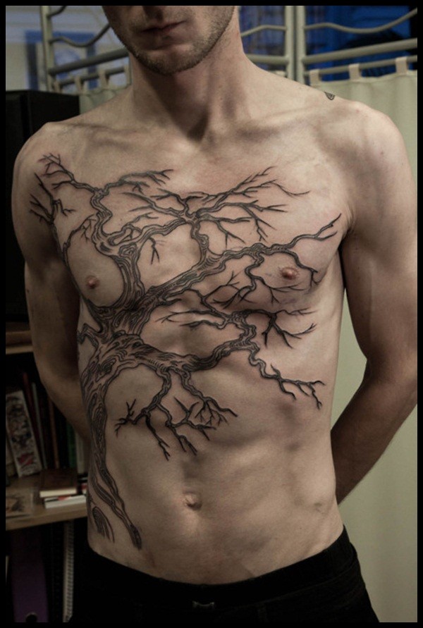 男性胸部棕色大树纹身图案
