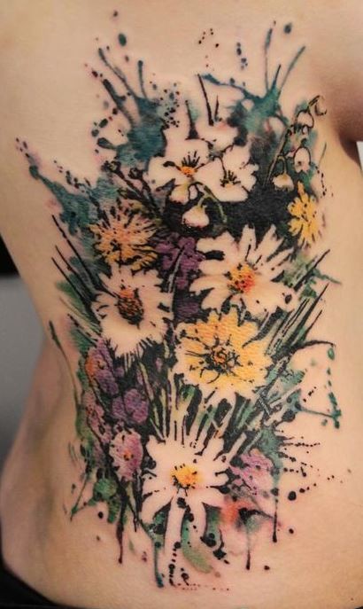 腰侧复古彩色可爱的野花纹身图案
