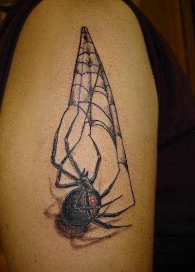 肩部逼真的蜘蛛编织手纹身图案