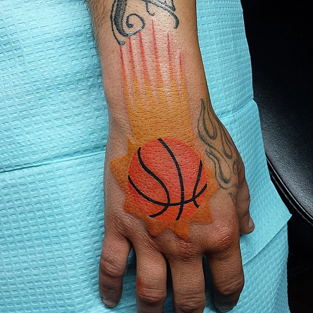 手背插画风格的彩色篮球和火焰纹身