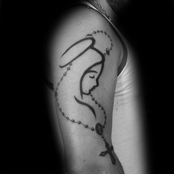 大臂简约玛利亚肖像与十字架念珠纹身图案