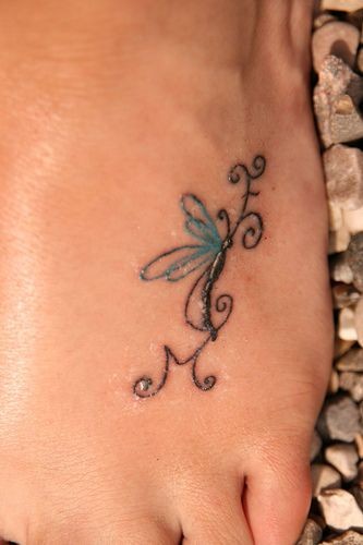 脚背蜻蜓和字母纹身图案