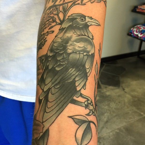 小臂冷酷的乌鸦纹身图案