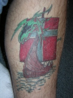 海面绿色龙船与旗帜纹身图案