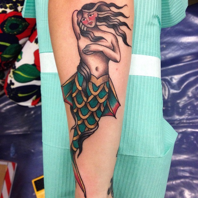 手臂简单的手绘美人鱼纹身图案