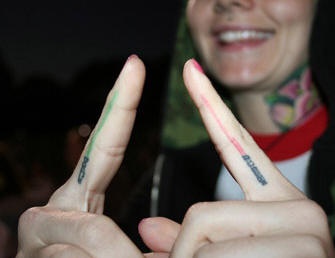 手指上不同色彩的两只光剑纹身图案