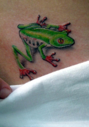 腰部彩色逼真的绿蛙纹身图案